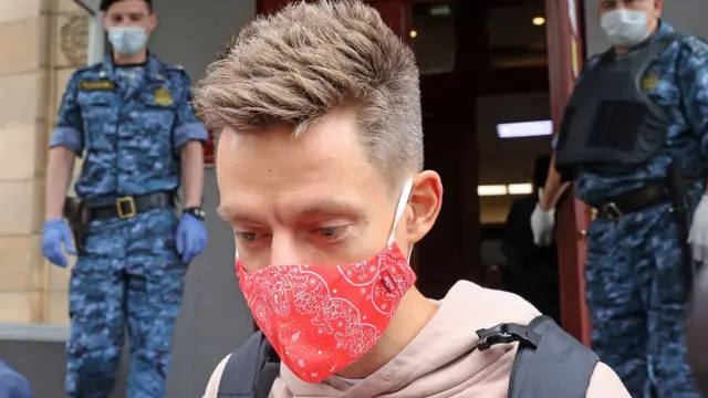 Юрий Дудь около здания Зюзинского суда