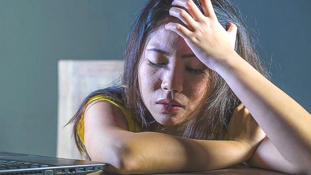 Mulher com mão na cabeça,aplicativo de esporte betsinalaplicativo de esporte betsofrimento