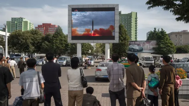 Des Nord-coréens suivent le lancement d'un missile sur écran géant