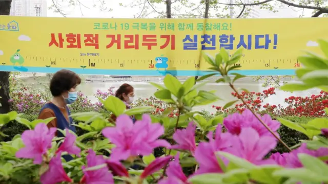 30일부터 시작되는 황금연휴가 시작되며 항공편과 열차, 주요 관광지 예약이 거의 매진된 것으로 알려졌다