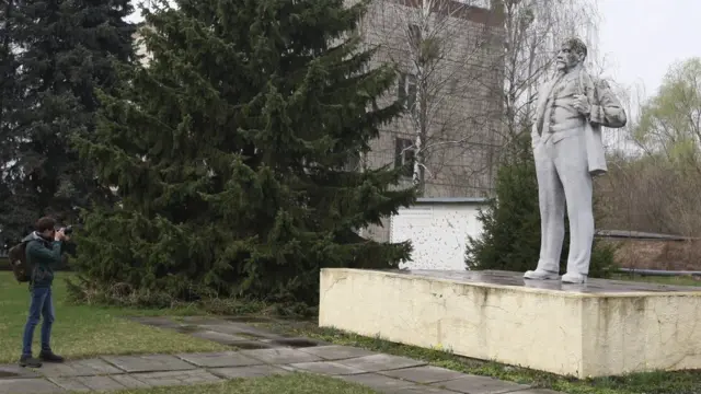 В Чернобыле до сих пор стоит памятник Ленину - один из немногих оставшихся в Украине