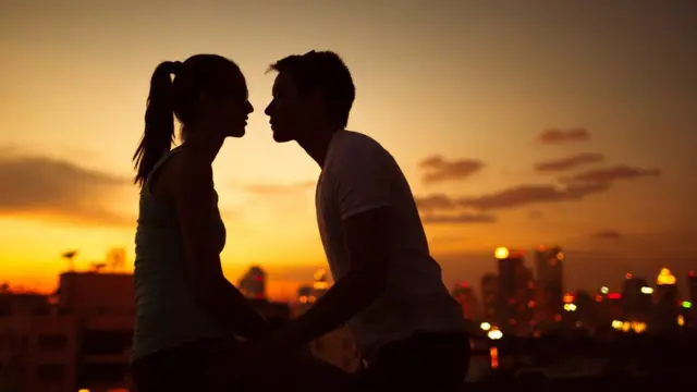 Una pareja a punto de besarse