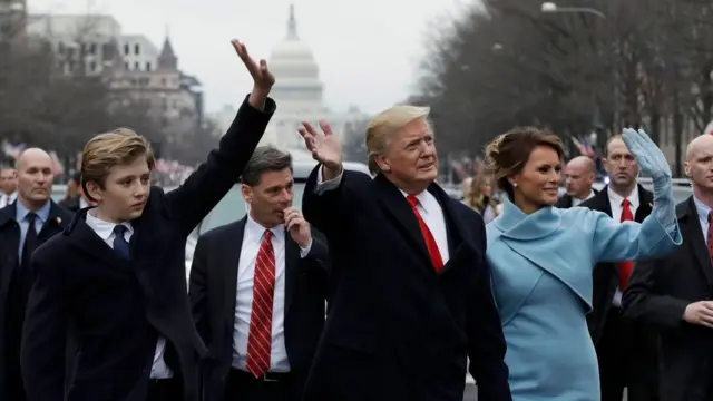 Barron Trump comfamília durante a posseWashington