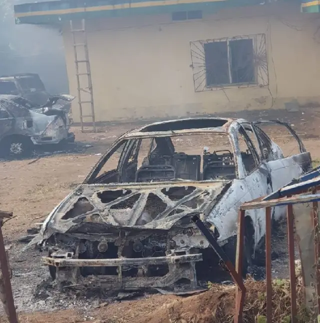 Ụgbọala dị n'ogige ndị uweojii nke a gbara ọkụ