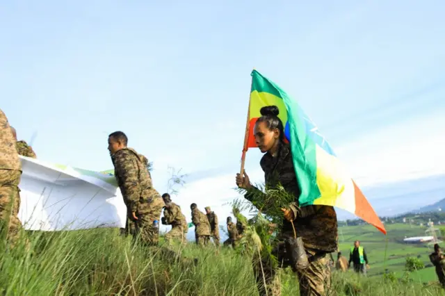 የመከላከያ ሠራዊት አባላት ችግኝ ሲተክሉ