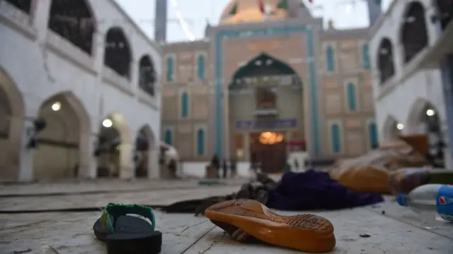 لعل شہباز قلندر کا مزار دھماکے کے بعد