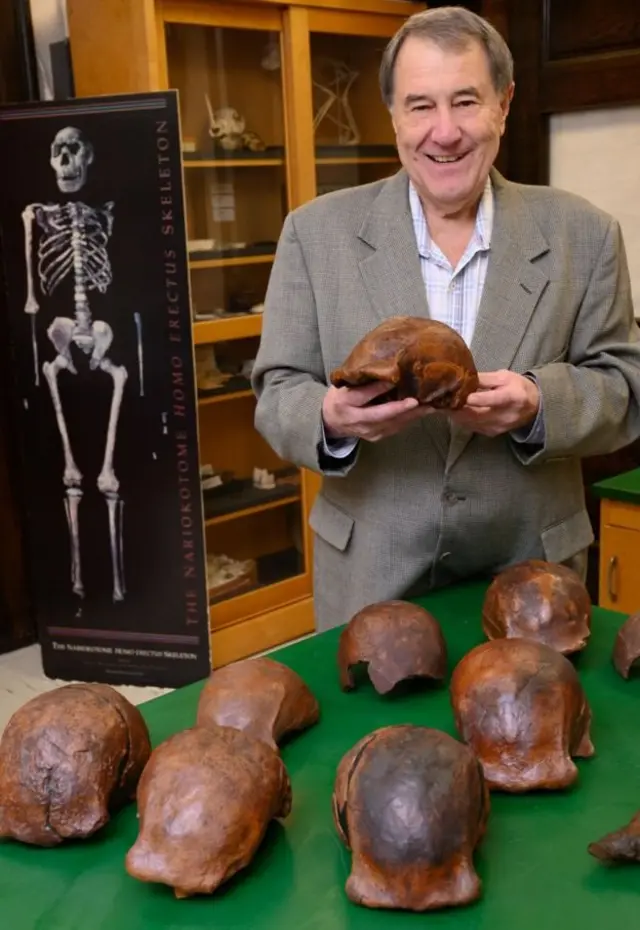 Професор Рассел Чохон із кришками черепа Homo erectus, знайдених у Нгандоні