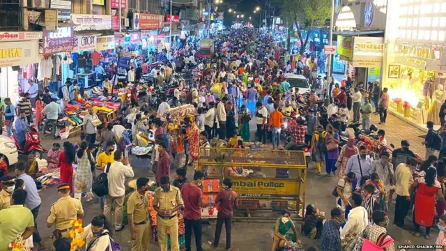 मुंबईतल्या दादर येथे आज संध्याकाळी दिवाळीची खरेदी करण्यासाठी जमलेली गर्दी