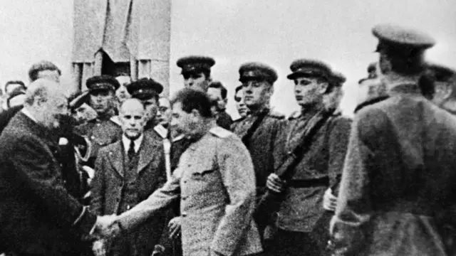 Иосиф Сталин и Уинстон Черчилль на Тегеранской конференции. На заднем плане советский почетный караул.