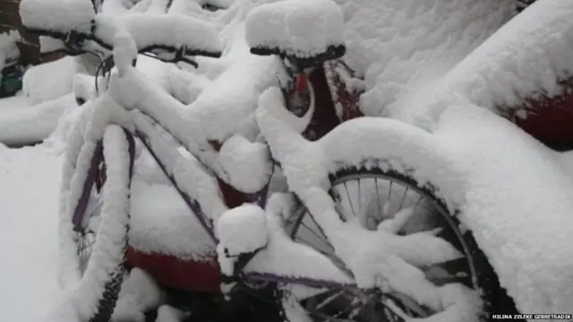 लंडनमध्ये बर्फात बुडालेली एक सायकल