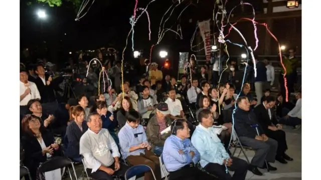 비록 수상자가 하루키는 아니었지만 일부는 가져온 폭죽을 터뜨렸다.
