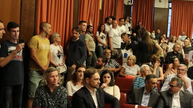 Прошлог јула је Кнежевић је са још неколицином десничара упао на перформанс „Сребреница. Кад ми убијени устанемо" у Коларчевој задужбини