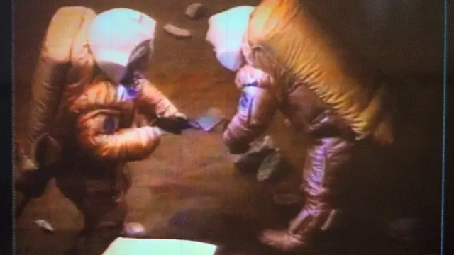 সাজানো মহাকাশ থেকে মঙ্গলে নেমেছেন দুজন স্বেচ্ছাসেবী।