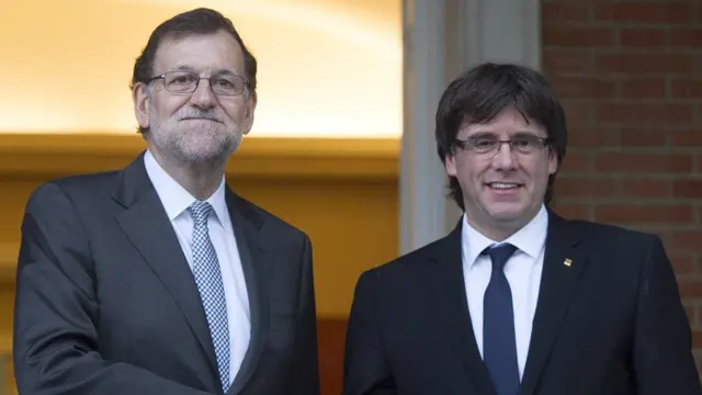 O presidente da Espanha, Mariano Rajoy, e o presidente da Catalunha, Carles Puigdemont