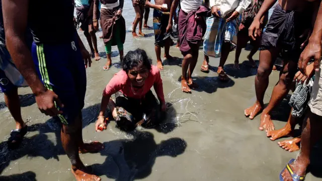 ထွက်ပြေးရင် လှေမှောက်ရာမှာ ရက် ၄၀ အရွယ် တူဖြစ်သူ သေဆုံးလို့ ငိုကြွေးနေသူ ရိုဟင်ဂျာ အမျိုးသမီးတဦး