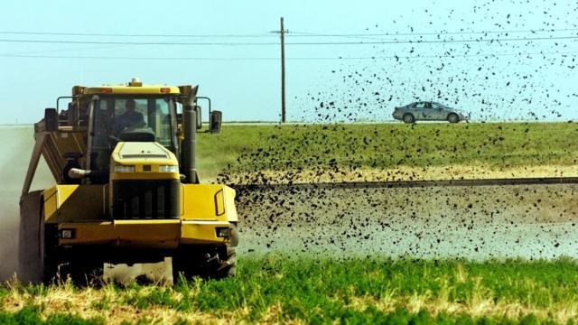 L'épandage de boues d'épuration, ou biosolides, sur les champs est une pratique courante dans de nombreuses régions du monde.