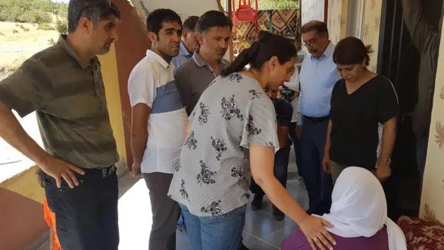 HDP milletvekilleri köylüleri dinliyor