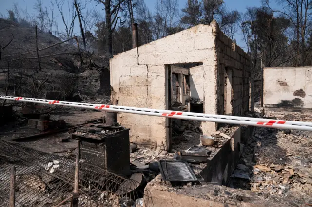Una vista de la casa quemada de Patricia Araya, conocida como 'La Pati', empleada del Jardín Botánico de Viña del Mar que murió en un incendio junto con su madre y sus dos nietos, de 9 y 1 años.