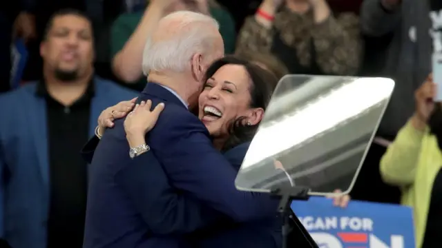 بايدن يحضن هاريس