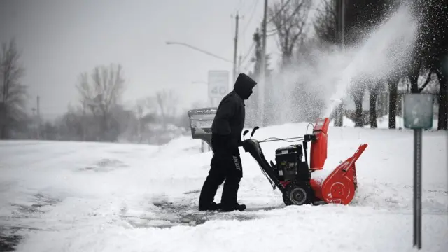 Homem usa máquina para limpar neve na cidadesociedade esportiva palmeiras clubeBuffalo