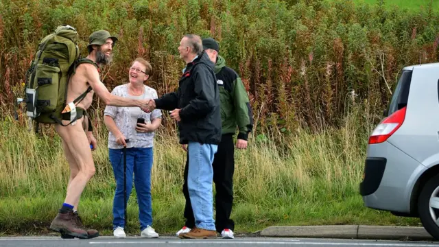 Экстравагантный способ путешествий Стивена Гофа возмущает далеко не всех