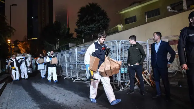 Turkish forensic officers leave the Saudi consulate