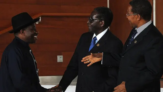 Tsohon shugaban Najeriya Goodluck Jonathan daga hagu lokacin da yake gaisawa da takwaran sa na Zimbabwe a wancan lokaci Robert Mugabe, daga dama kuma tsohon shugaban Tanzanian Jakaya Kikwete a taron shugabannin Afirka na musamman karo na 20, bayan da suka fito daga taron kungiyar Afirka ta AU ranar 27, ga watan Janairun 2013 a birnin Addis Ababa na kasar Habasha.
