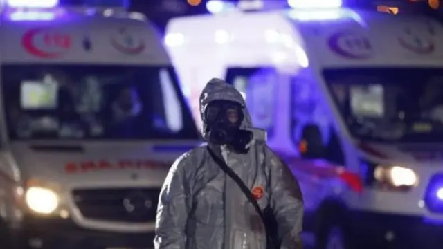 Ankara Etimesgut Askeri Havaalanı'nda Çin'den tahliye edilen 42 kişiyi taşıyan uçağın inişini bekleyen bir görevli