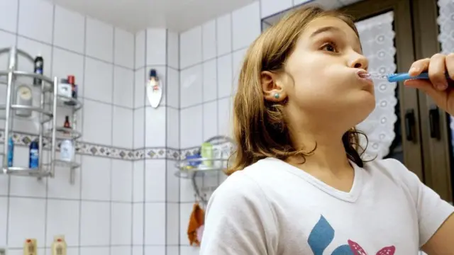 diş fırçalayan kız çocuğu