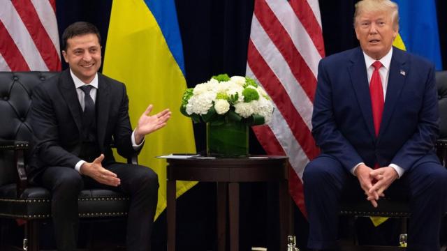 دونالد ترامپ ( راست) و همتای اوکراینی او، ولودیمیر زلنسکی، می‌گویند هیچ بده و بستان سیاسی و غیرقانونی در گفتگوی تلفنی آنها روی نداده است