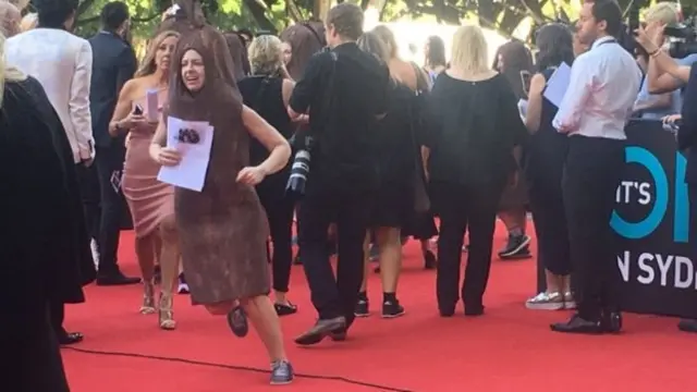 抗议者在红毯现场