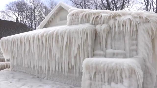 Una casa completamente cubierta por el hielo
