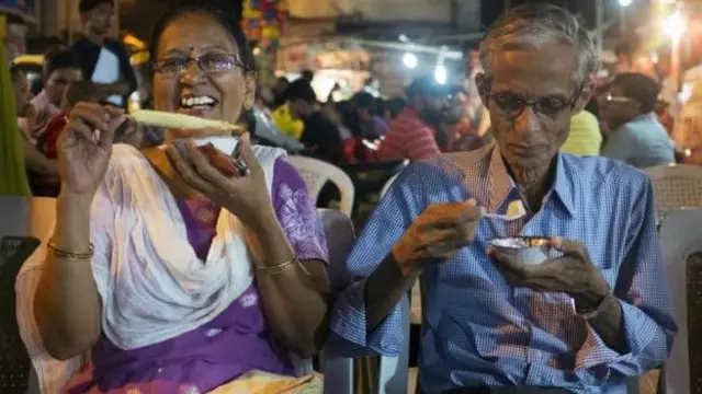 आइसक्रीम का स्वाद लेते बुजुर्ग