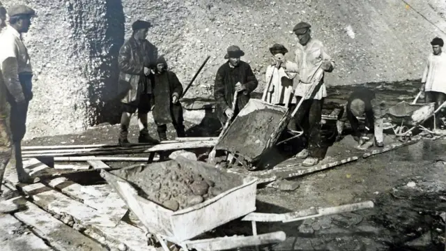 Сүргүнгө айдалып келгендер НКВДнын көзөмөлү алдында иштешкен.