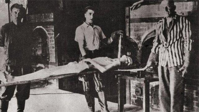 奥斯威辛集中营解放后，苏联军队让幸存的囚犯特遣队员重演尸体火化场景