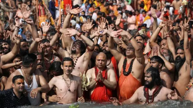 সংক্রমণের দ্বিতীয় ঢেউয়ের মধ্যে এপ্রিলের মাঝে কুম্ভ মেলায় অনুমতি দেওয়া হয়