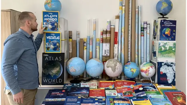 Mikola Golubej sakupio je mape i atlase koje smatra netačnim