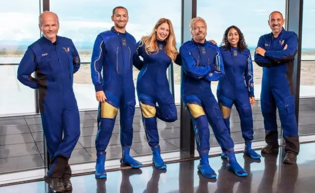 রিচার্ড ব্র্যানসনসহ (ডান থেকে তৃতীয়) ছ'জন আরোহী যারা মহাকাশের কাছ থেকে ঘুরে এসেছেন।