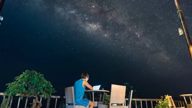 Dominic Chiu dưới trời đêm