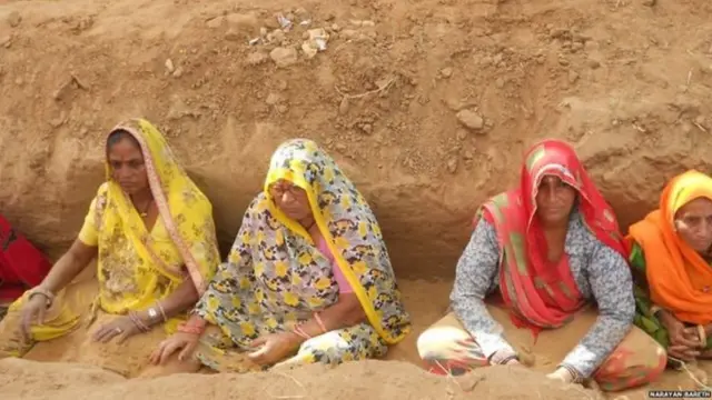 आंदोलनात सहभागी झालेल्या 80 वर्षीय न्याती बाई याही दोन दिवसांपासून इथं ठाण मांडून बसलेल्या आहेत. न्यातीबाई मोठ्या संतापाने म्हणतात, "हा विकास आहे की सर्वनाश?"