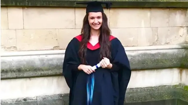 Georgia vestida con su traje de graduación de la universidad.