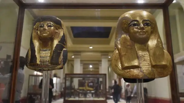 قناع ذهبي ليويا (يمين)، أحد الشخصيات البارزة في الأسرة 18، إلى جانب قناع زوجته تويا