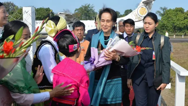 စစ်တိုင်းအတွင်း မြို့နယ်တွေက ဒေသခံတွေနဲ့လူထုတွေ့ဆုံပွဲလုပ်နေ