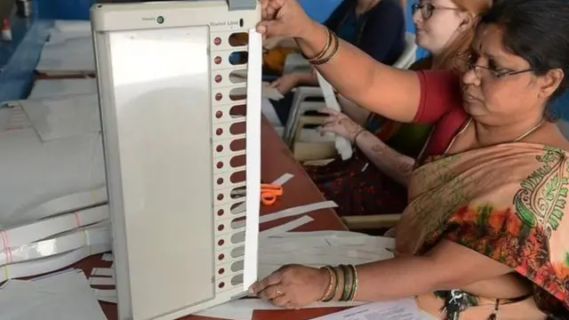 ईवीएम लिए महिला