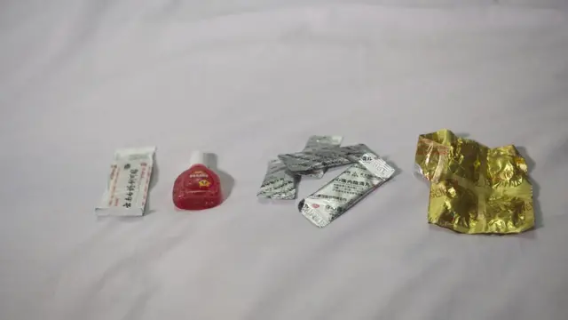 연길 아파트를 탈출하며 미라가 챙겨온 소지품: 반창고, 안약, 비상약