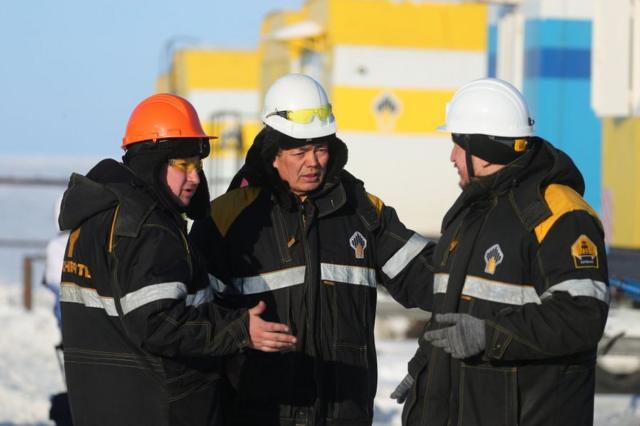 Tres operarios de Rosneft en Rusia.