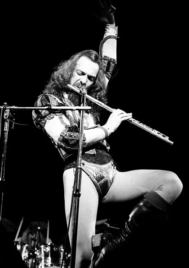 Иэн Андерсон с флейтой и вздернутой вверх ногой - один из самых запоминающихся визуальных образов рока.