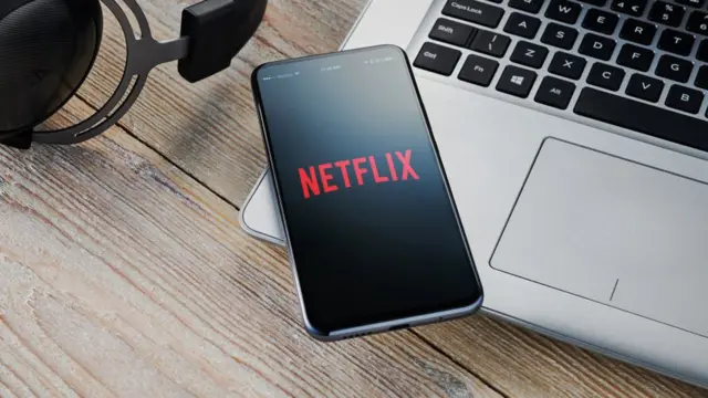 Celular com o logo do Netflix