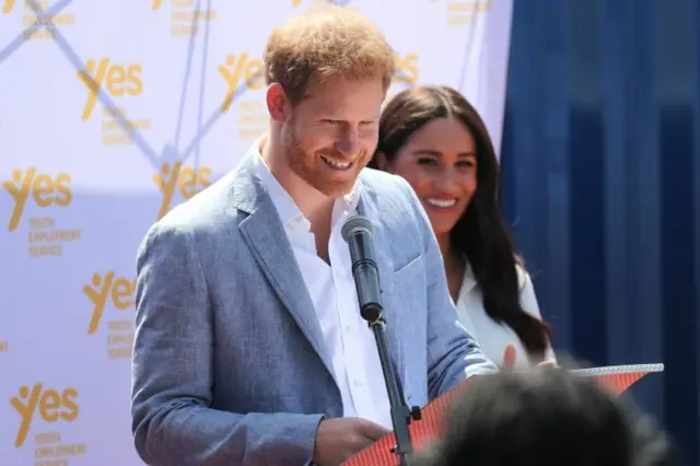 تحدث هاري عن والدته في ختام جولة أفريقية مع ميغان