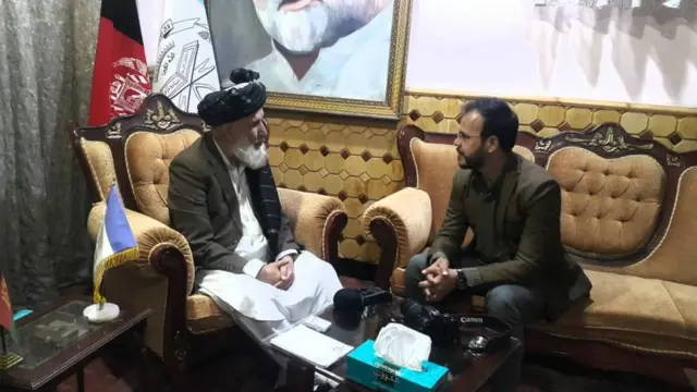 حاجی دین‌محمد (سمت چپ)